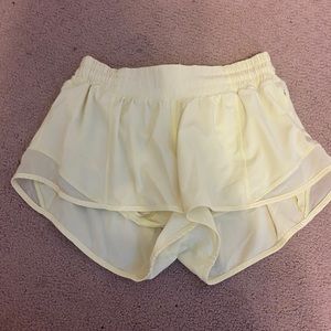 lulu lemon hotty hot shorts size 6 2.5 inch